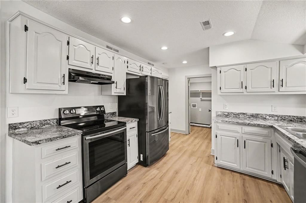320 Elm Street — photo 4