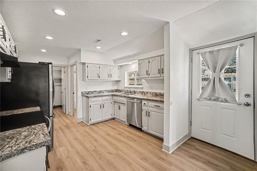 320 Elm Street — photo 6