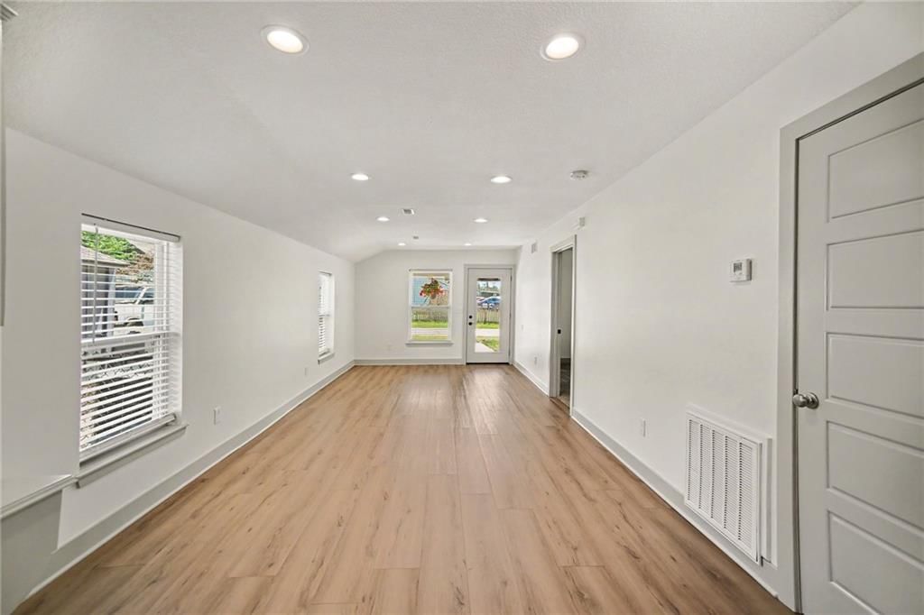 320 Elm Street — photo 8