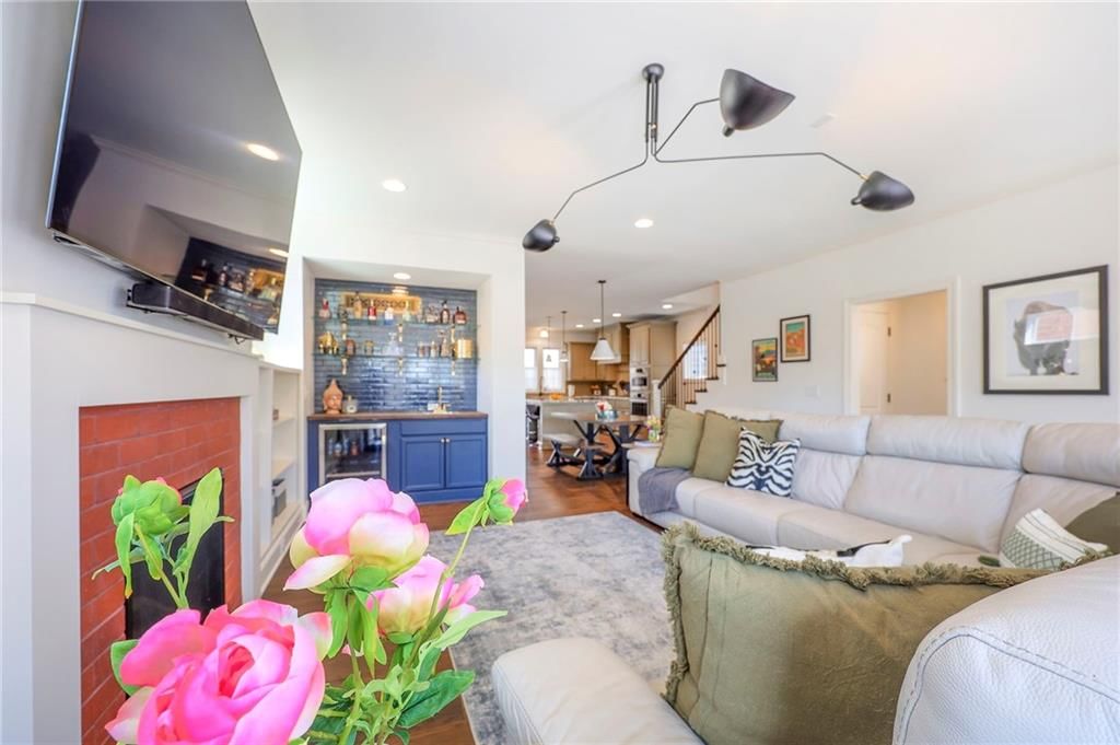 716 W 45th Street — photo 8