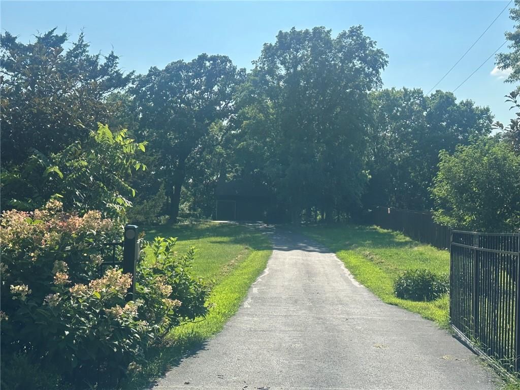 9000 Oak Country Lane — photo 1