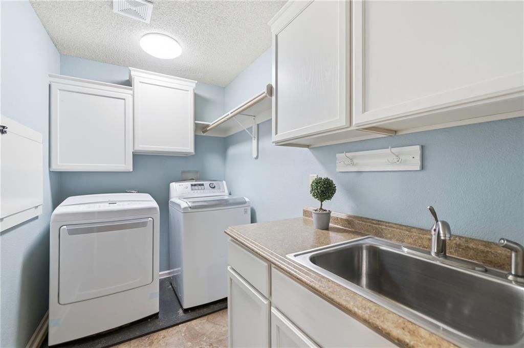 9000 Oak Country Lane — photo 33