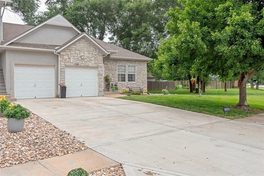 724 S Woodson Lane — photo 2