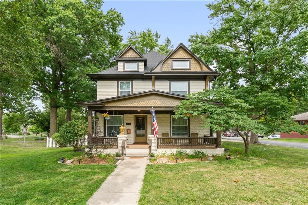 105 NE Douglas Street — photo 1