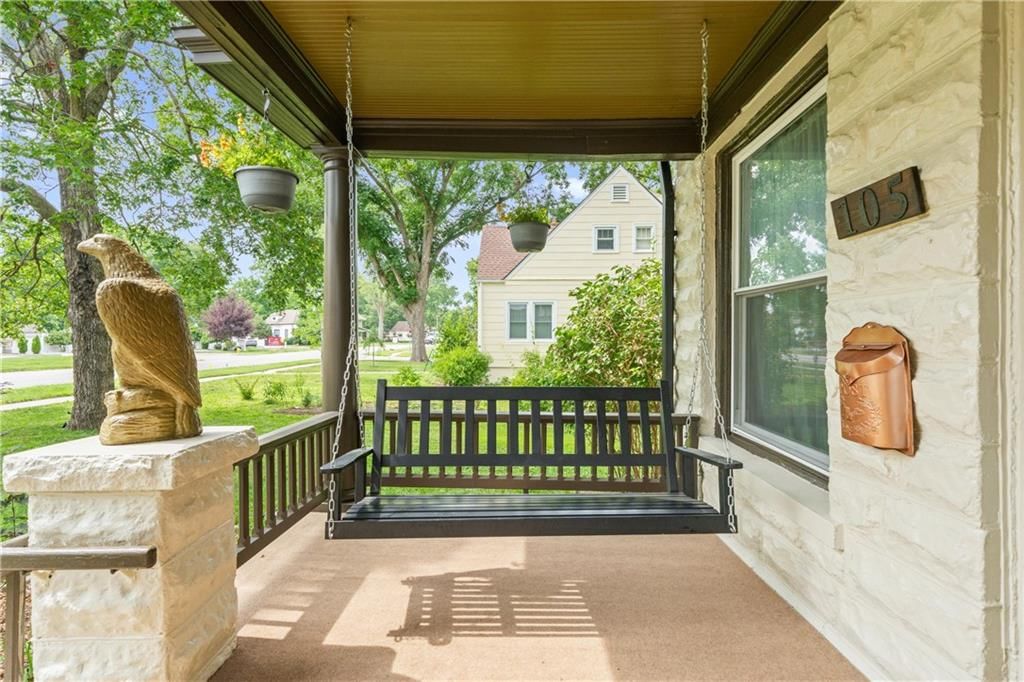 105 NE Douglas Street — photo 2