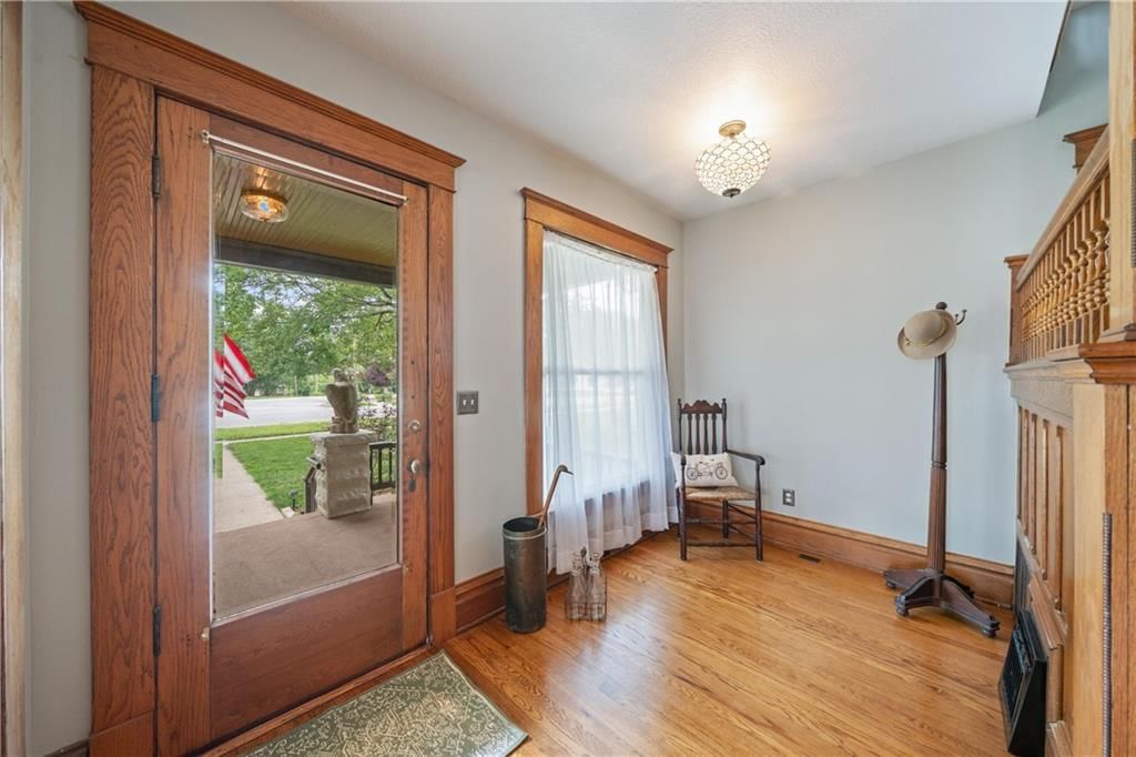 105 NE Douglas Street — photo 4