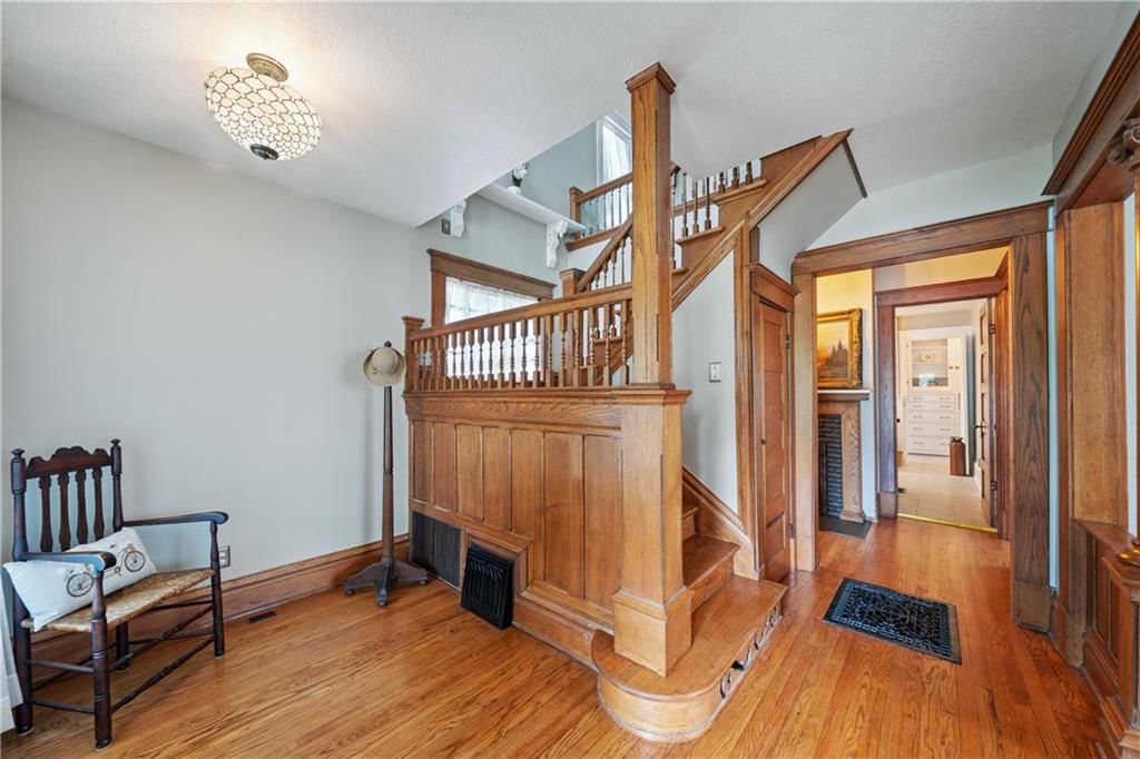 105 NE Douglas Street — photo 5