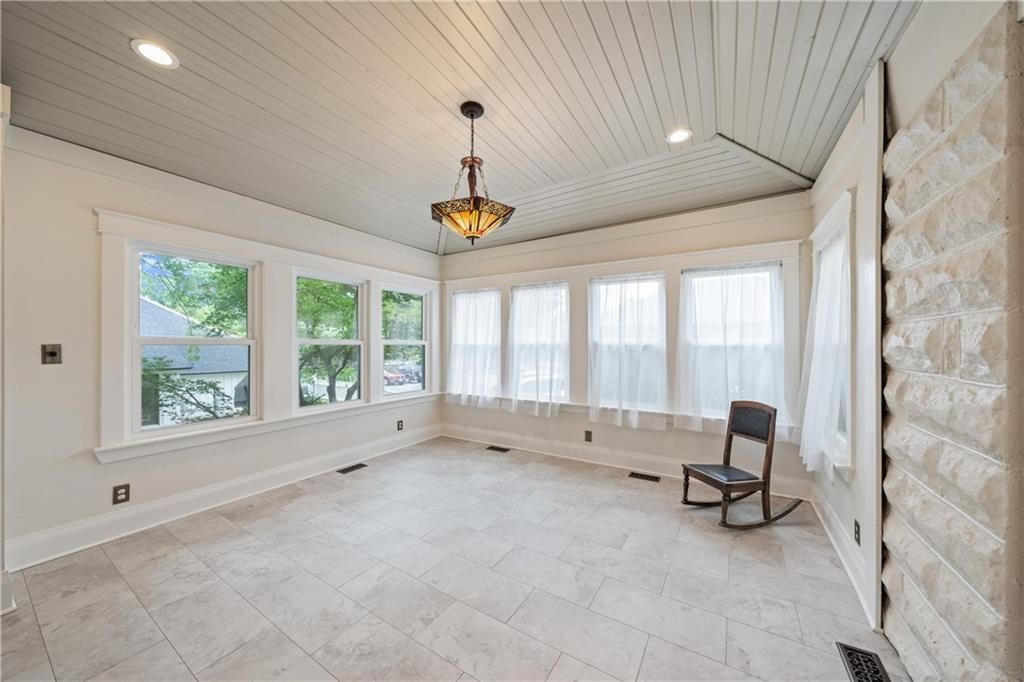 105 NE Douglas Street — photo 12