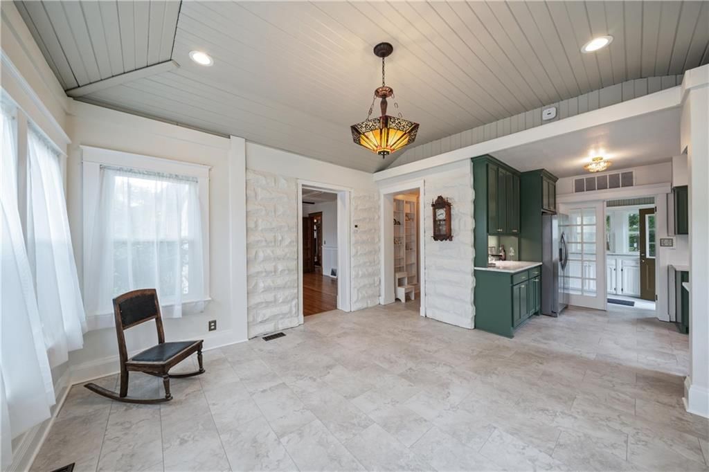 105 NE Douglas Street — photo 15
