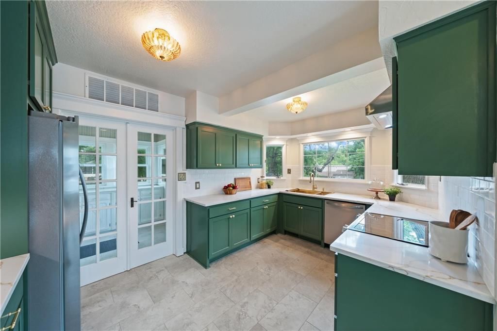 105 NE Douglas Street — photo 16