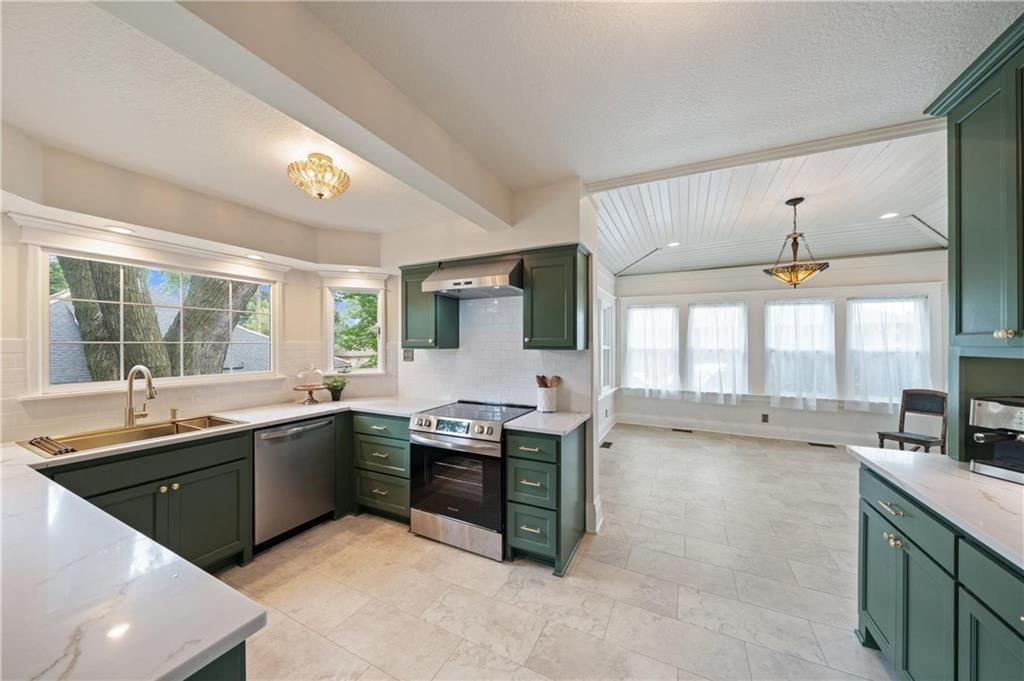 105 NE Douglas Street — photo 17