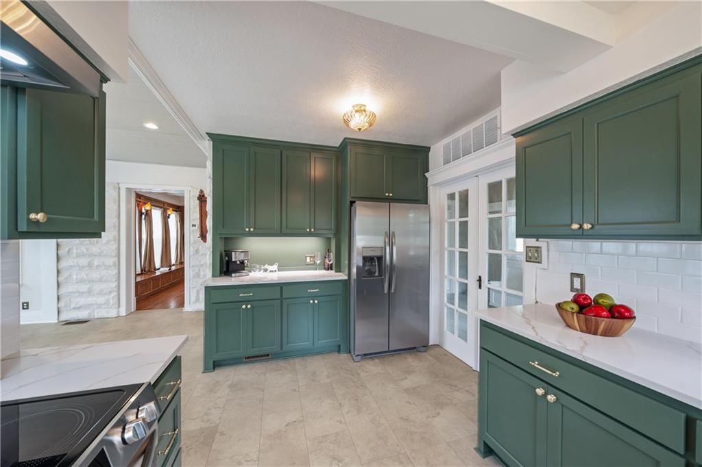 105 NE Douglas Street — photo 18