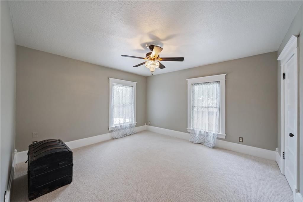 105 NE Douglas Street — photo 27
