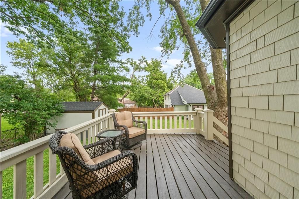 105 NE Douglas Street — photo 37