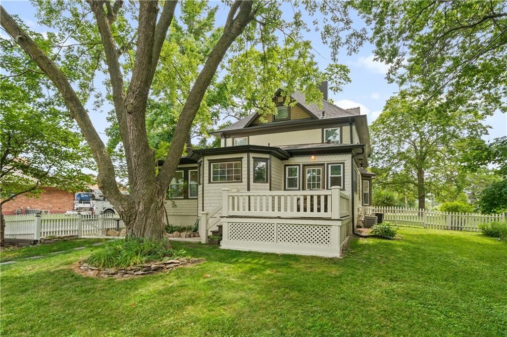 105 NE Douglas Street — photo 39