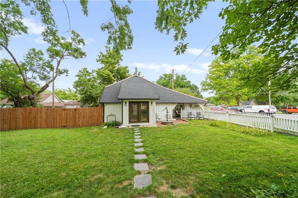 105 NE Douglas Street — photo 41