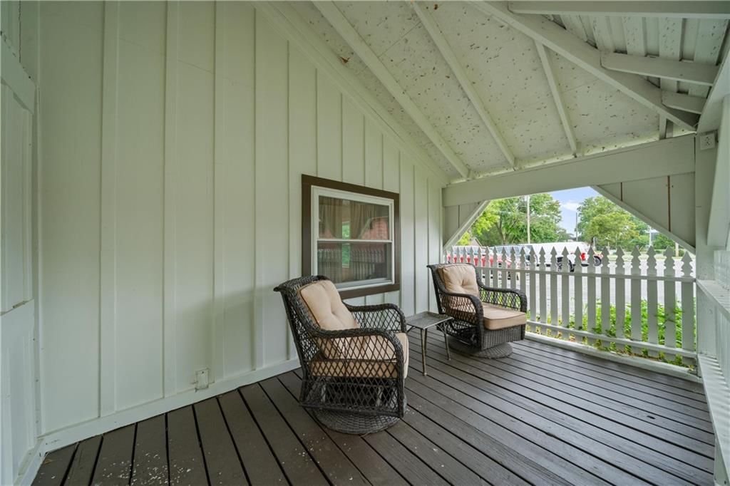 105 NE Douglas Street — photo 42