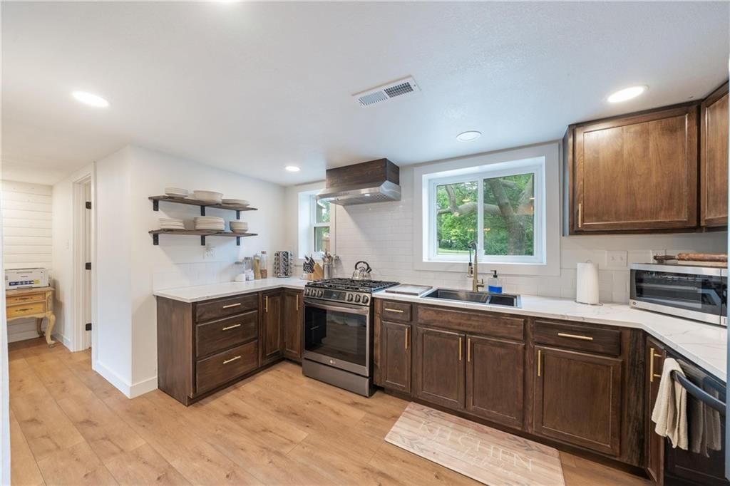 105 NE Douglas Street — photo 49
