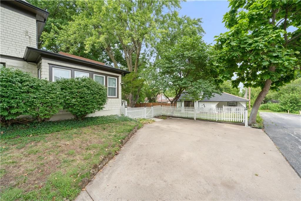 105 NE Douglas Street — photo 58