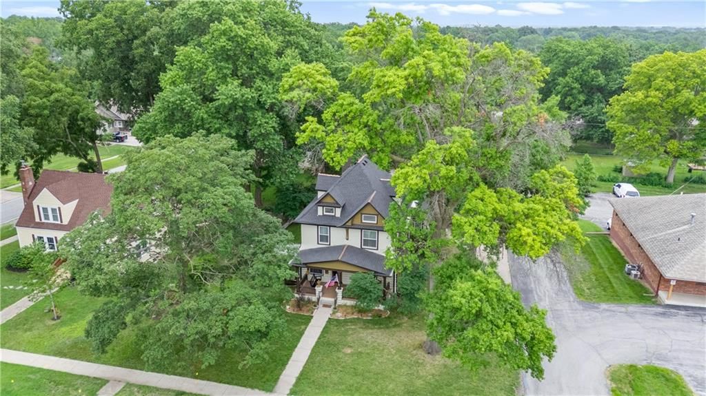 105 NE Douglas Street — photo 59