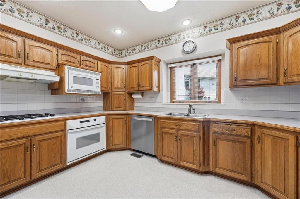 2910 S SWOPE Drive — photo 5