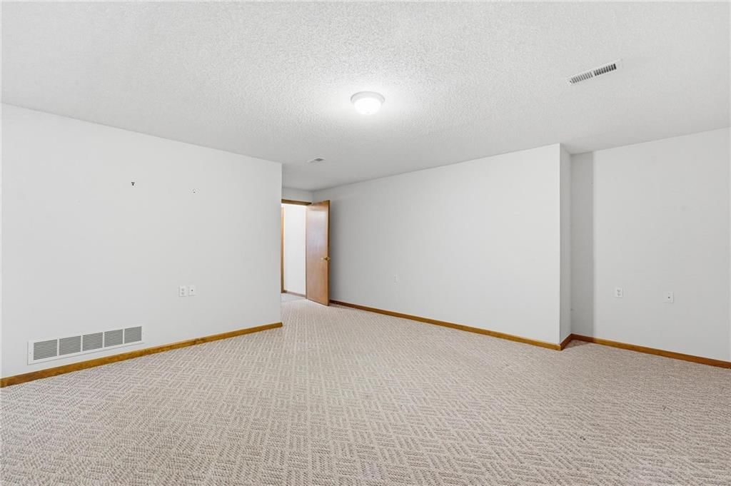 2910 S SWOPE Drive — photo 32