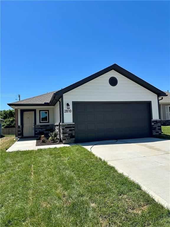2810 Woodfield Drive, Tonganoxie, KS