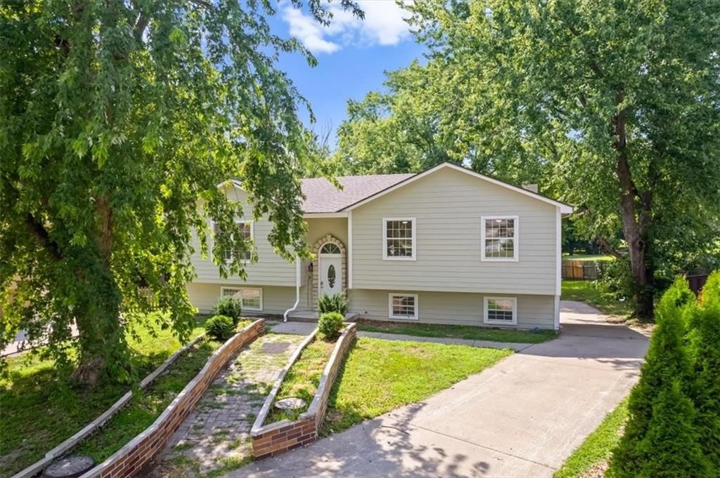 318 SE Bent Tree Drive — photo 1