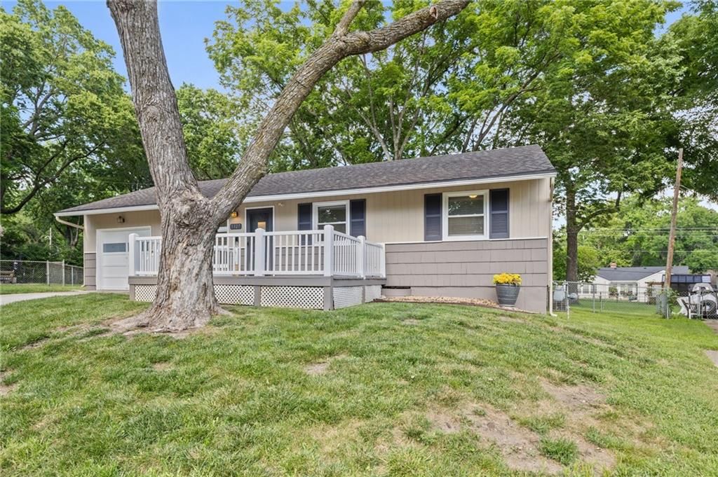5327 Maple Street — photo 3