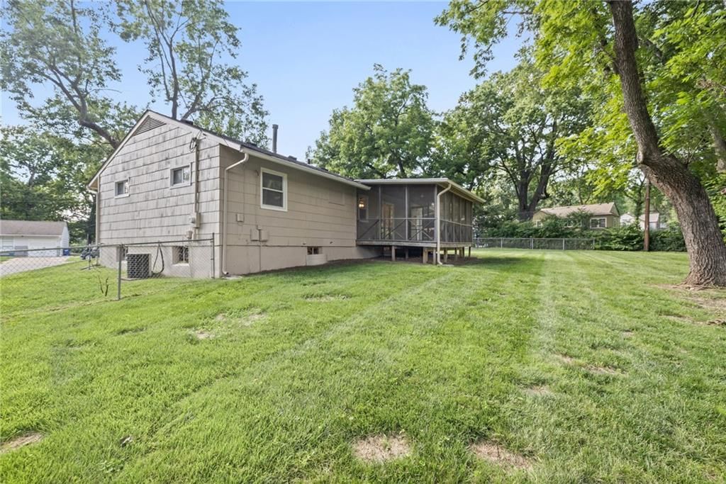 5327 Maple Street — photo 4