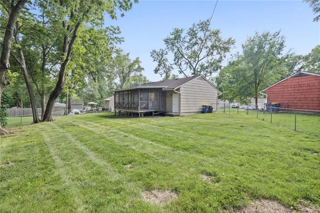 5327 Maple Street — photo 7