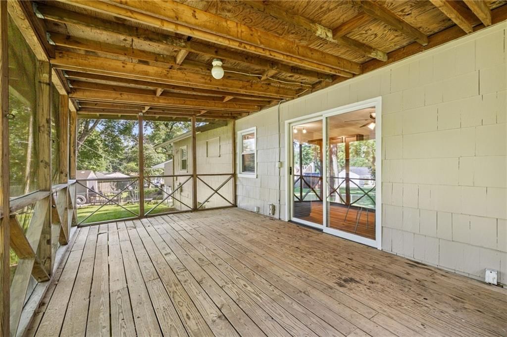 5327 Maple Street — photo 9