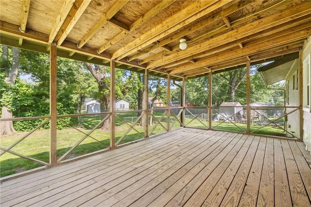 5327 Maple Street — photo 10