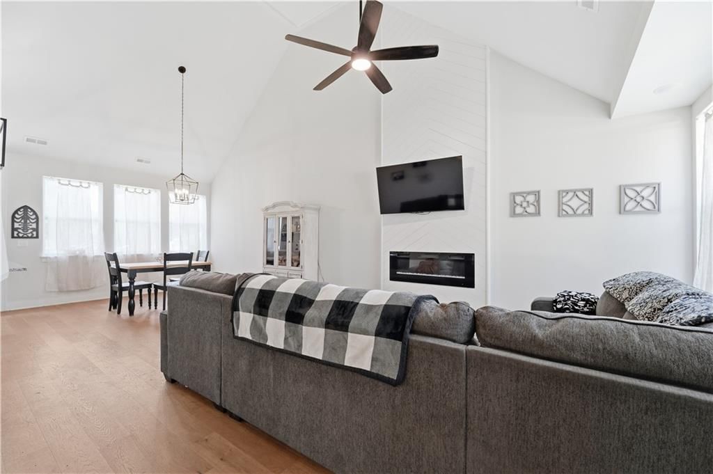 413 W Walnut Street — photo 2