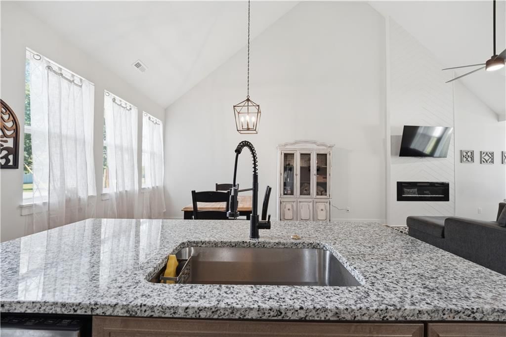 413 W Walnut Street — photo 3