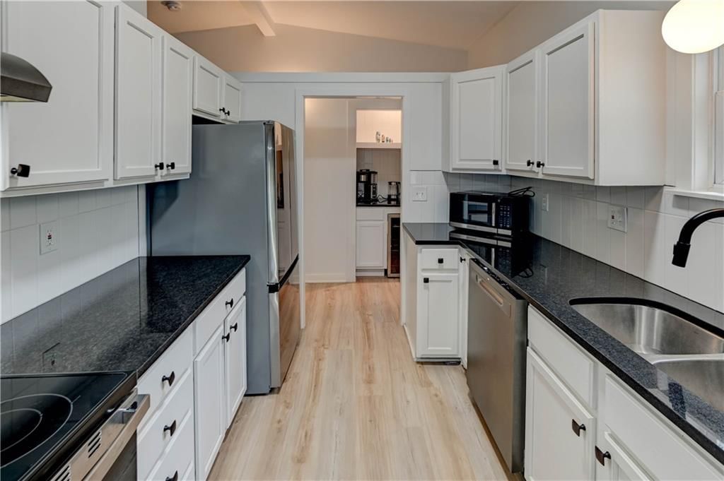 9800 Parkwood Avenue — photo 8
