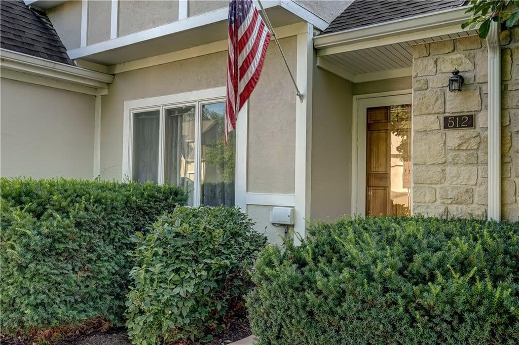 Photo 5 of 60 - 512 Canterbury Lane, Lee's Summit, MO 64063