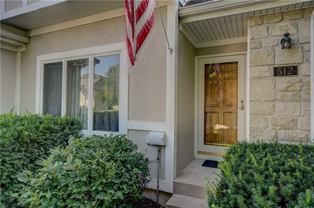 Photo 6 of 60 - 512 Canterbury Lane, Lee's Summit, MO 64063