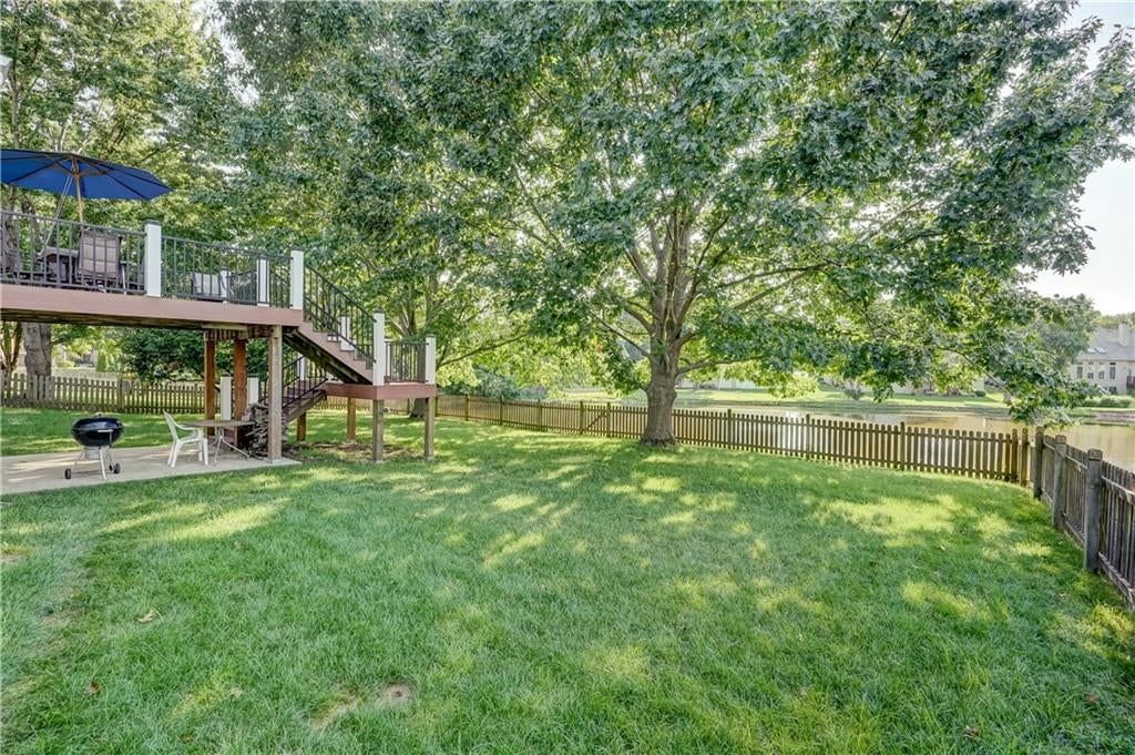 Photo 9 of 60 - 512 Canterbury Lane, Lee's Summit, MO 64063