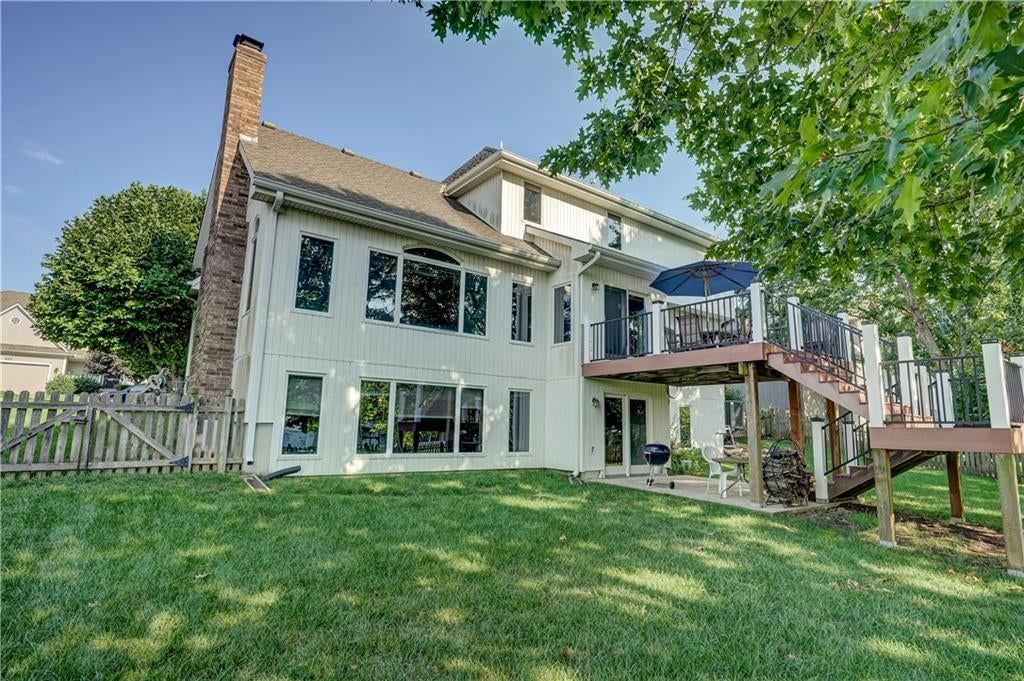 Photo 10 of 60 - 512 Canterbury Lane, Lee's Summit, MO 64063