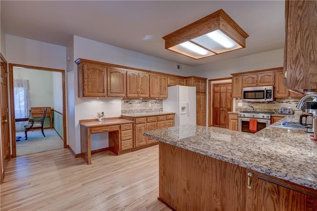 Photo 22 of 60 - 512 Canterbury Lane, Lee's Summit, MO 64063