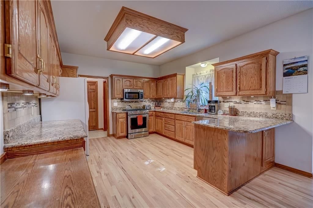 Gas range at 512 Canterbury Lane, Lee's Summit, MO 64063