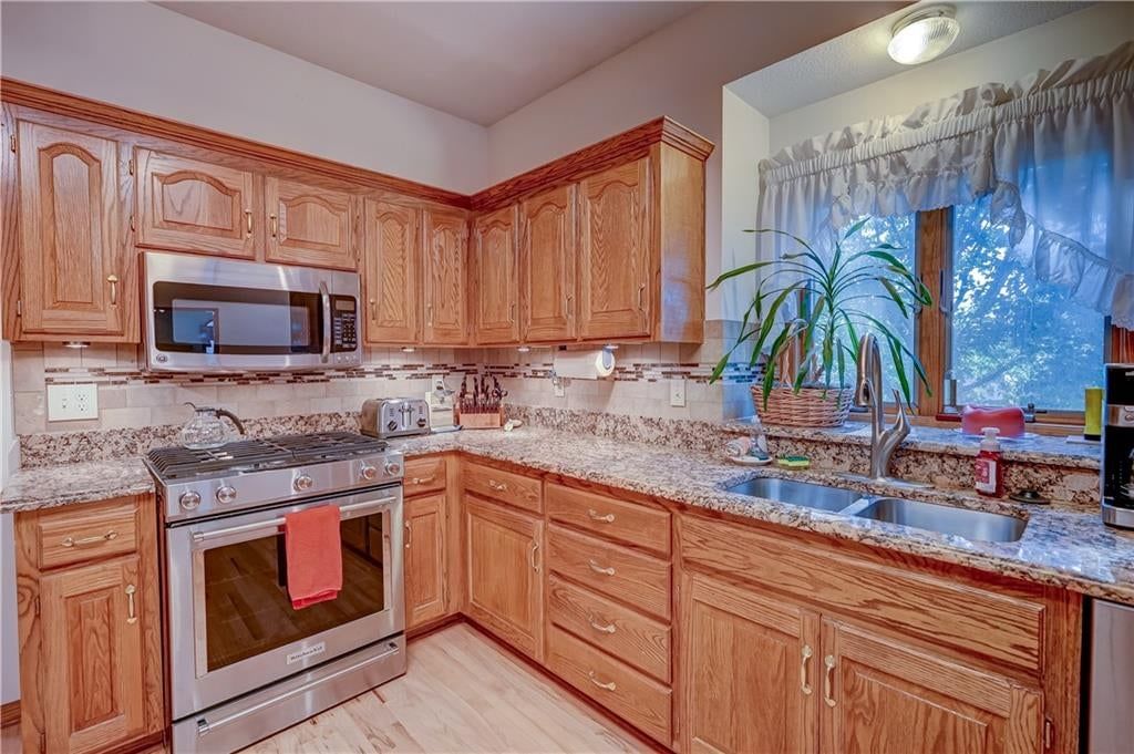 Photo 24 of 60 - 512 Canterbury Lane, Lee's Summit, MO 64063