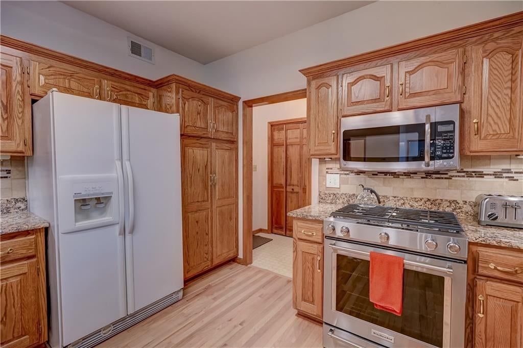 Photo 26 of 60 - 512 Canterbury Lane, Lee's Summit, MO 64063