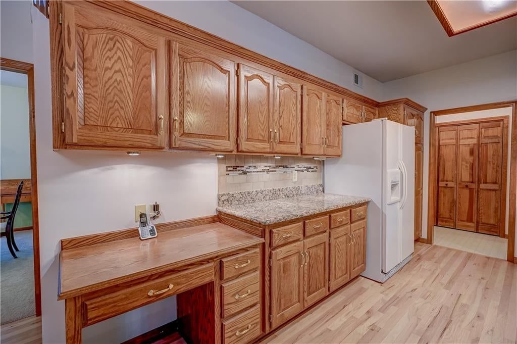 Photo 27 of 60 - 512 Canterbury Lane, Lee's Summit, MO 64063