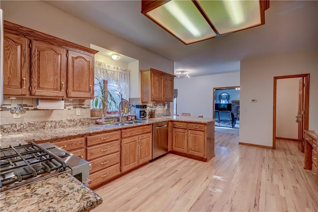 Photo 29 of 60 - 512 Canterbury Lane, Lee's Summit, MO 64063