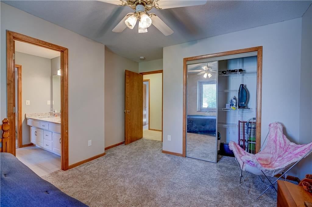Carpet at 512 Canterbury Lane, Lee's Summit, MO 64063