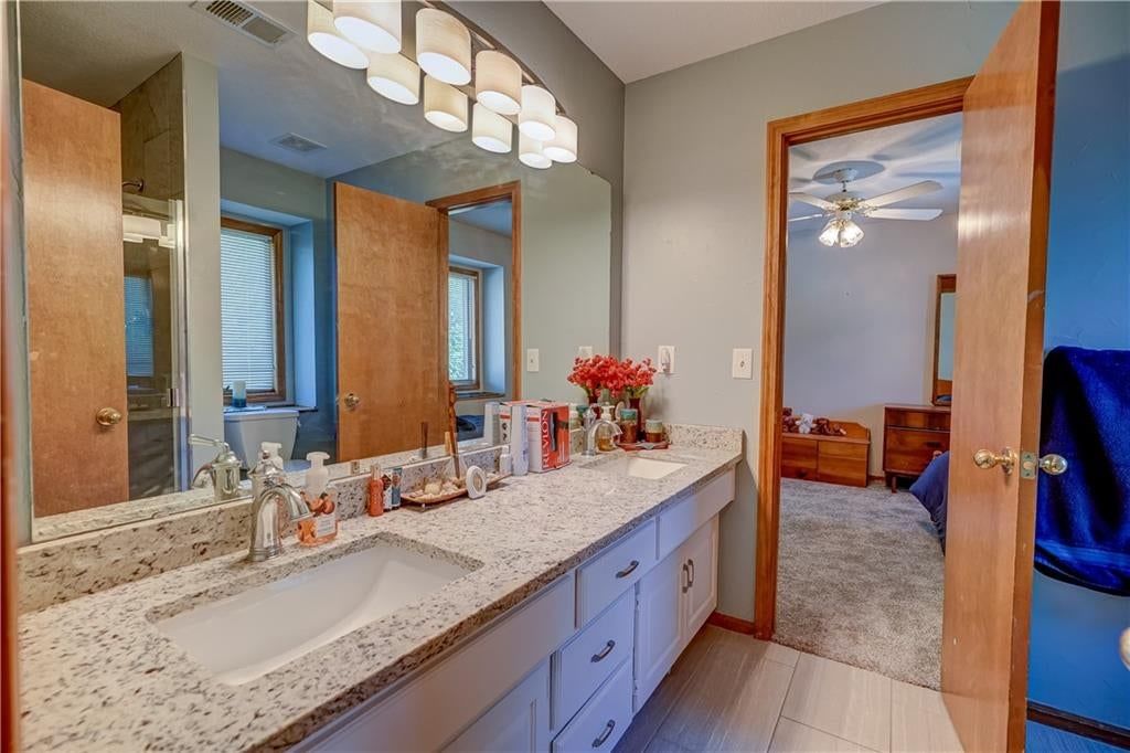 Photo 35 of 60 - 512 Canterbury Lane, Lee's Summit, MO 64063