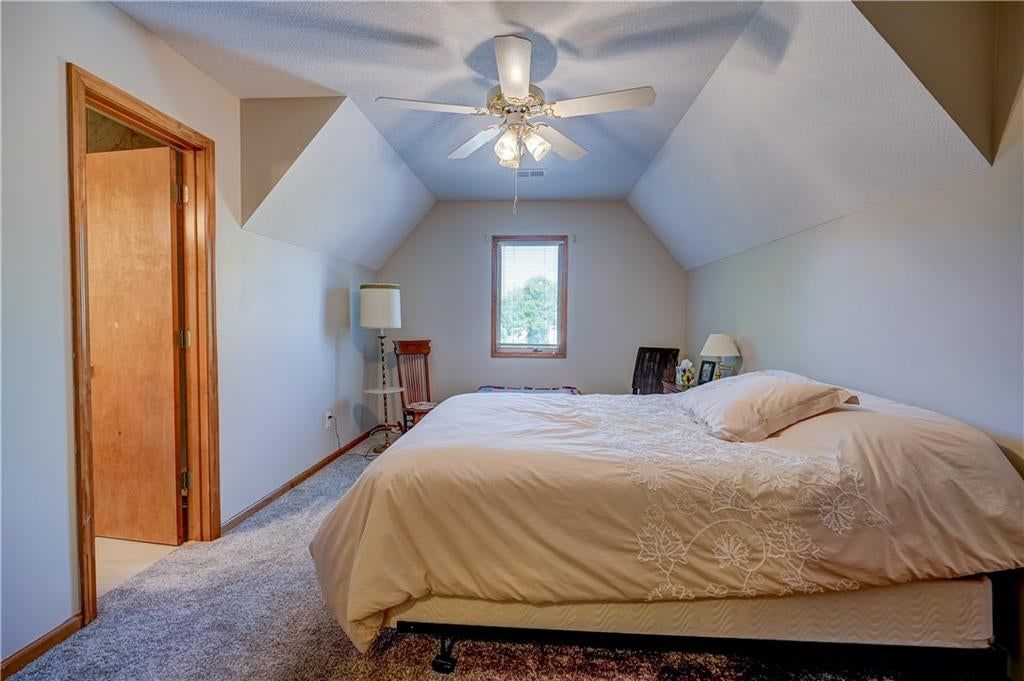 Photo 37 of 60 - 512 Canterbury Lane, Lee's Summit, MO 64063