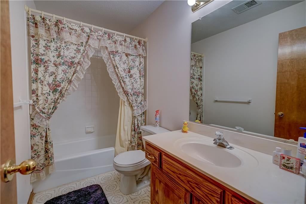 Photo 40 of 60 - 512 Canterbury Lane, Lee's Summit, MO 64063